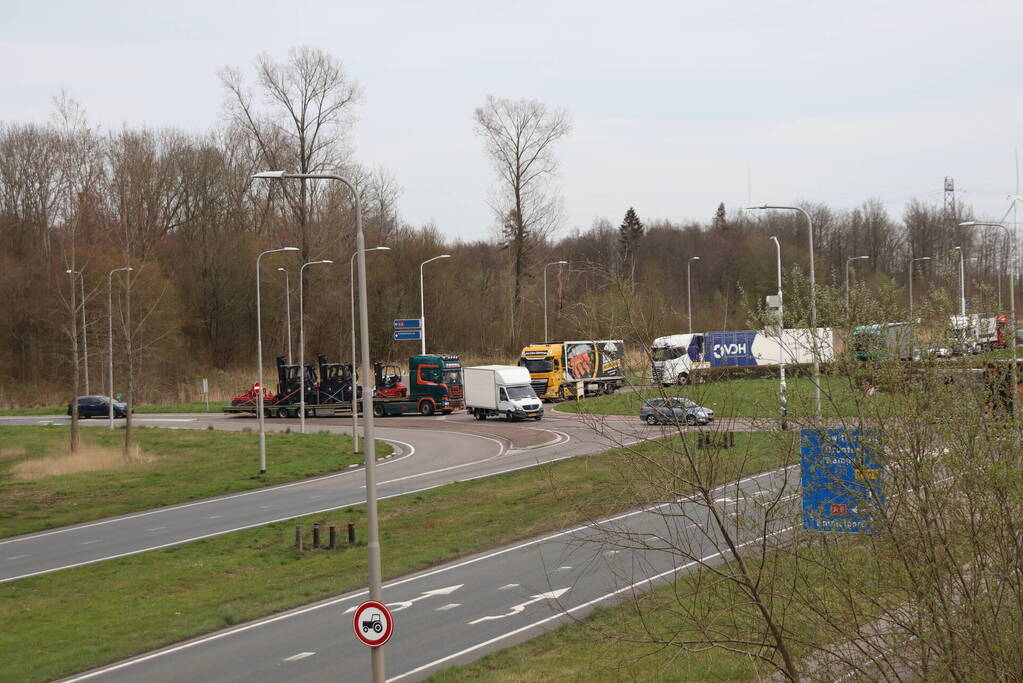 Snelweg afgesloten wegens gebroken arm van hoogspanningsmast