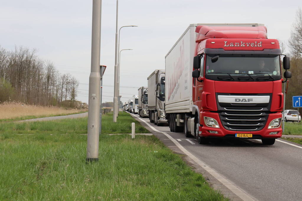 Snelweg afgesloten wegens gebroken arm van hoogspanningsmast