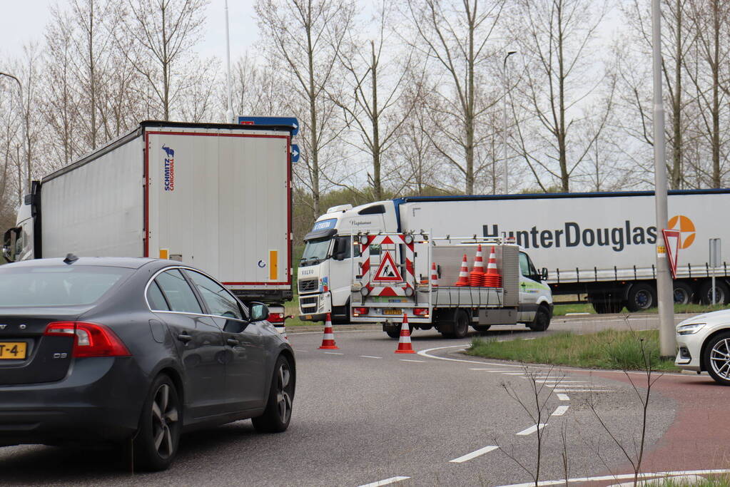 Snelweg afgesloten wegens gebroken arm van hoogspanningsmast