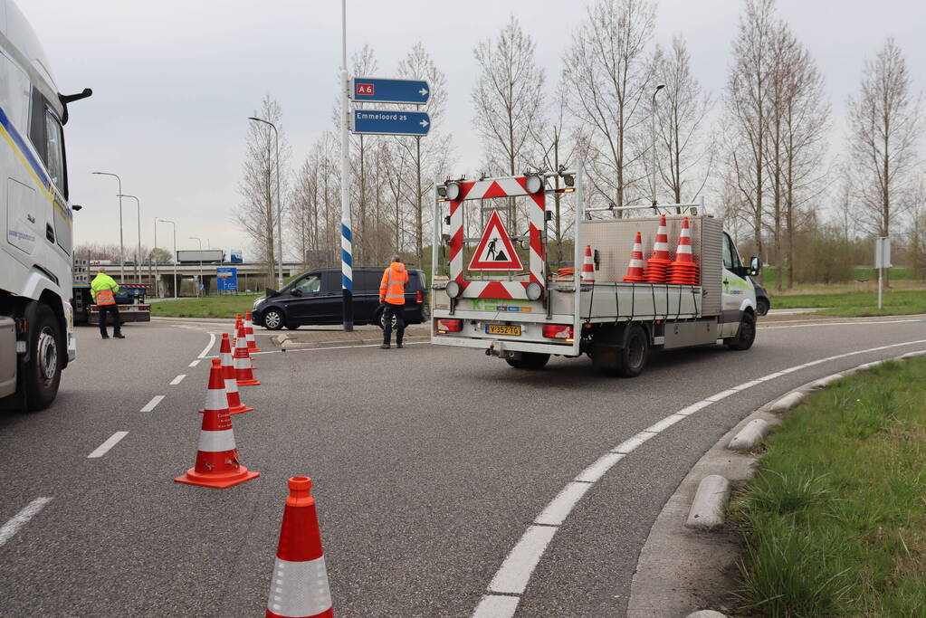 Snelweg afgesloten wegens gebroken arm van hoogspanningsmast