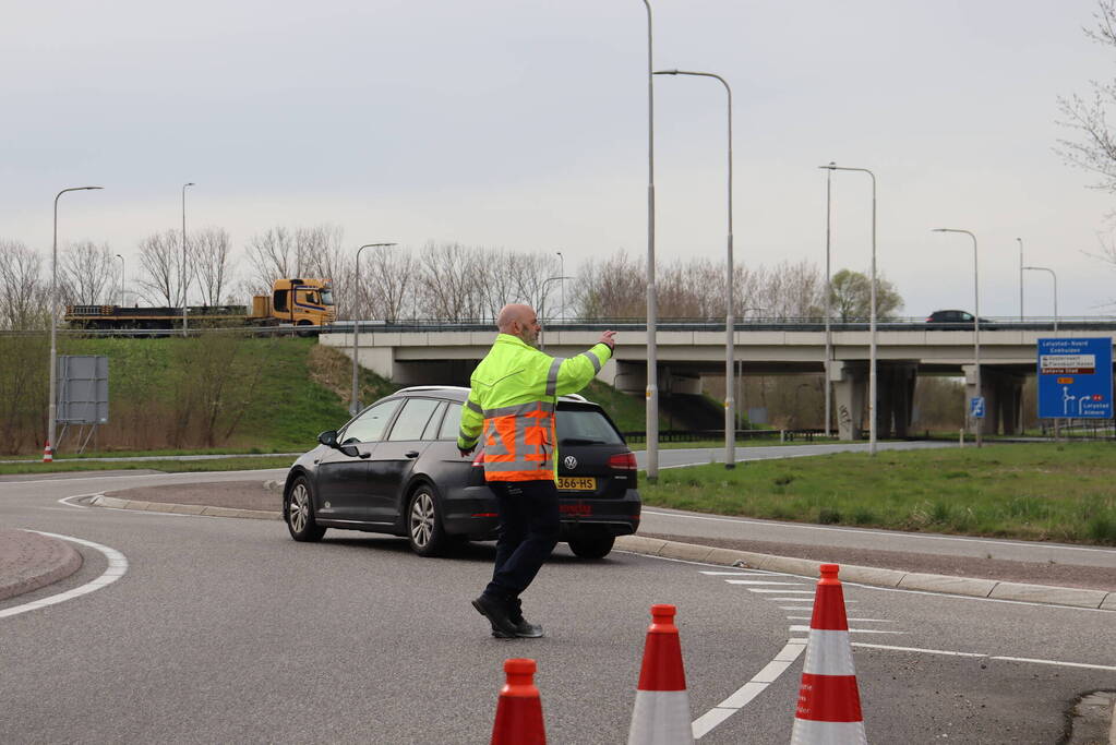 Snelweg afgesloten wegens gebroken arm van hoogspanningsmast