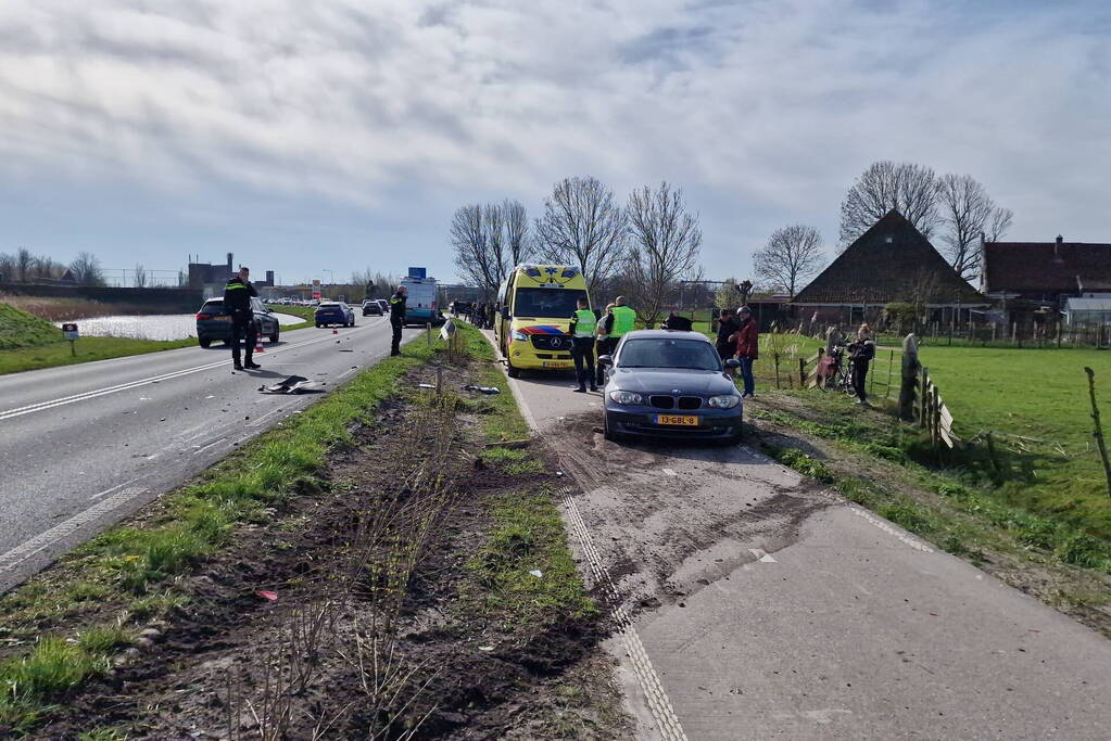 Bestuurder van bestelbus knalde op een auto met pech