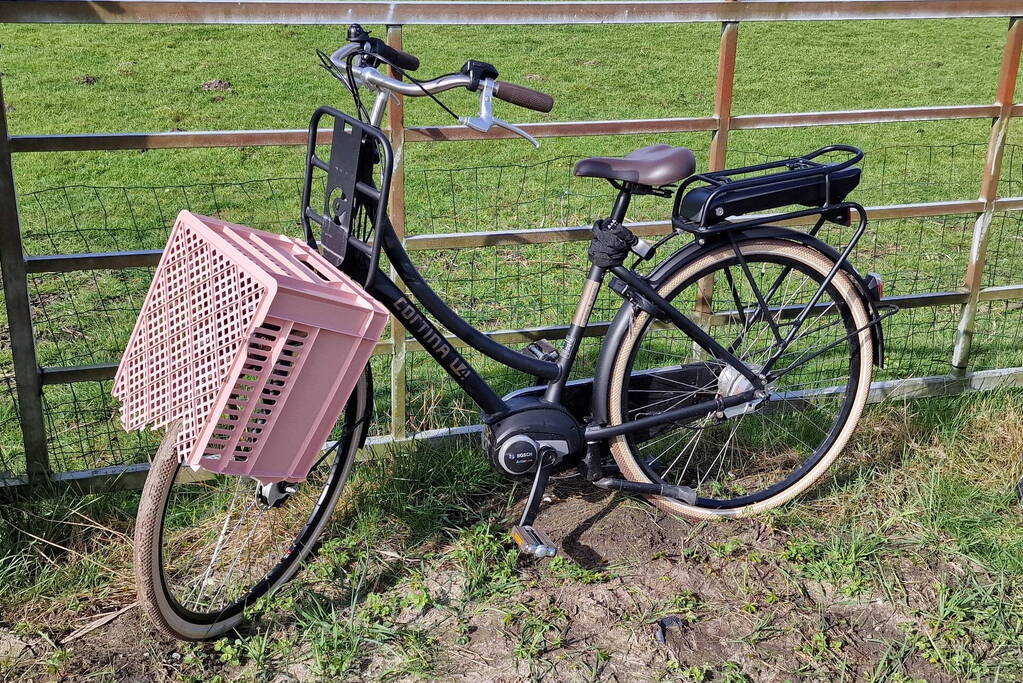 Bestuurder van bestelbus knalde op een auto met pech