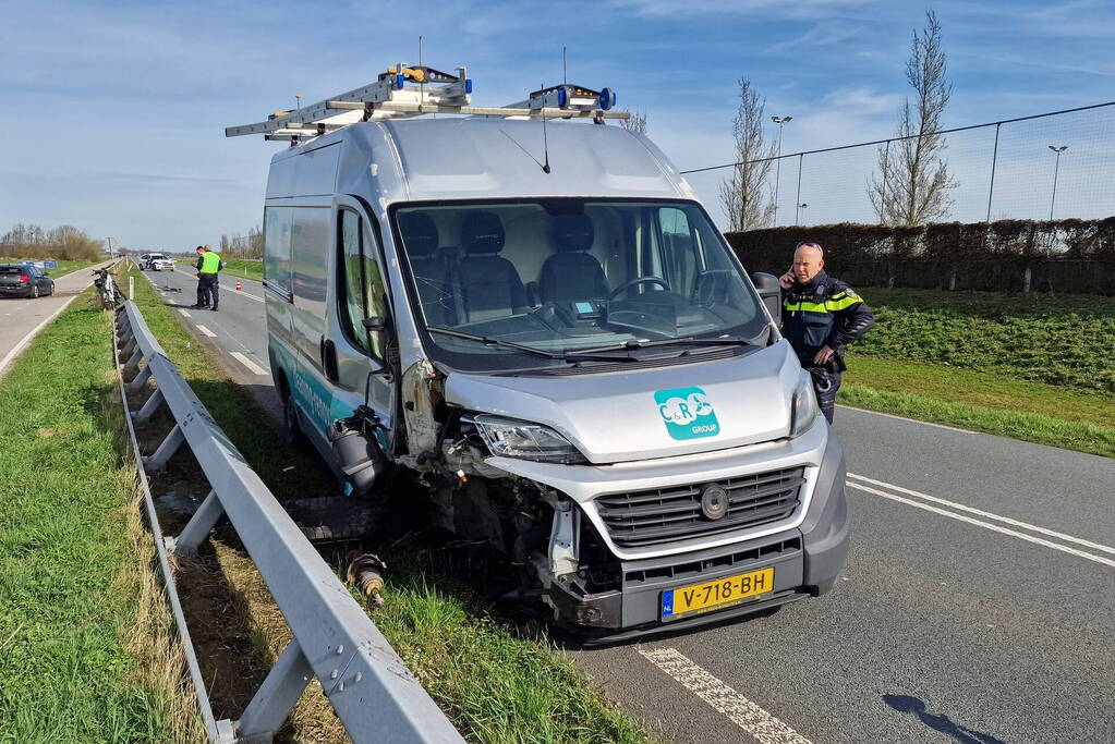 Bestuurder van bestelbus knalde op een auto met pech