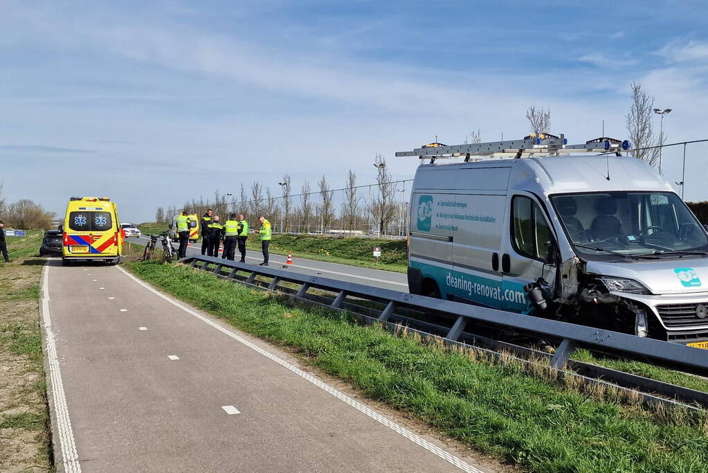 Bestuurder van bestelbus knalde op een auto met pech