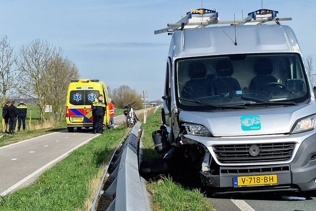 Bestuurder van bestelbus knalde op een auto met pech