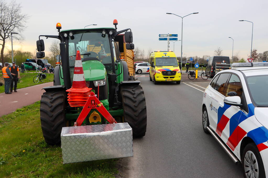 Fietser aangereden door tractor