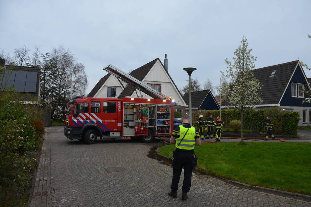 Brandweer ingezet voor brand in nok van dak