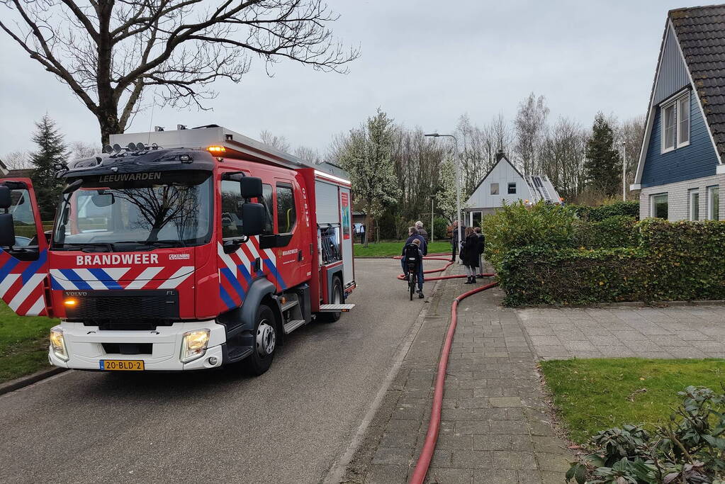 Brandweer ingezet voor brand in nok van dak