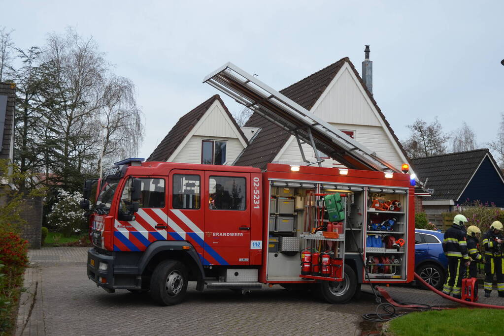 Brandweer ingezet voor brand in nok van dak