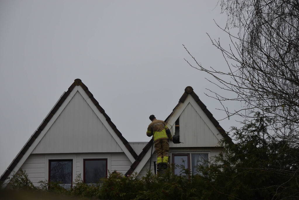 Brandweer ingezet voor brand in nok van dak