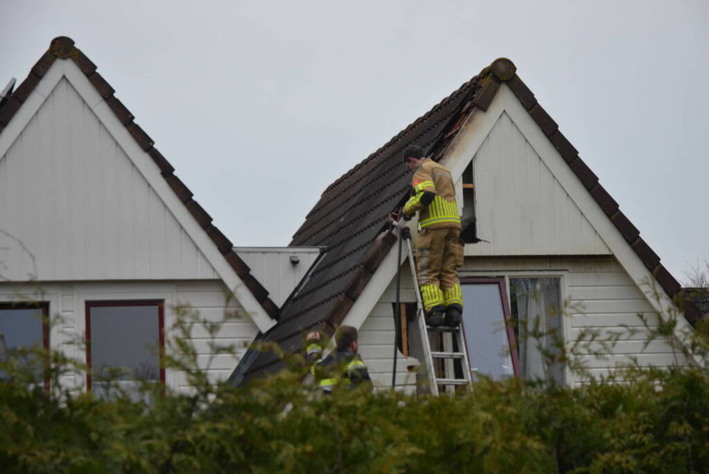 Brandweer ingezet voor brand in nok van dak