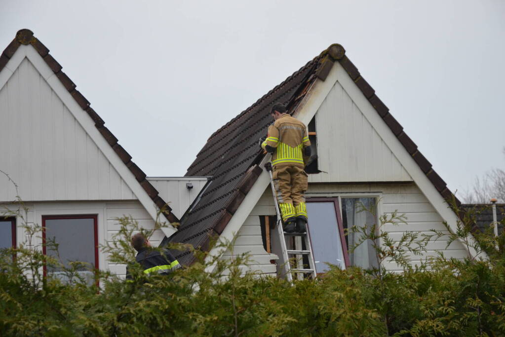 Brandweer ingezet voor brand in nok van dak