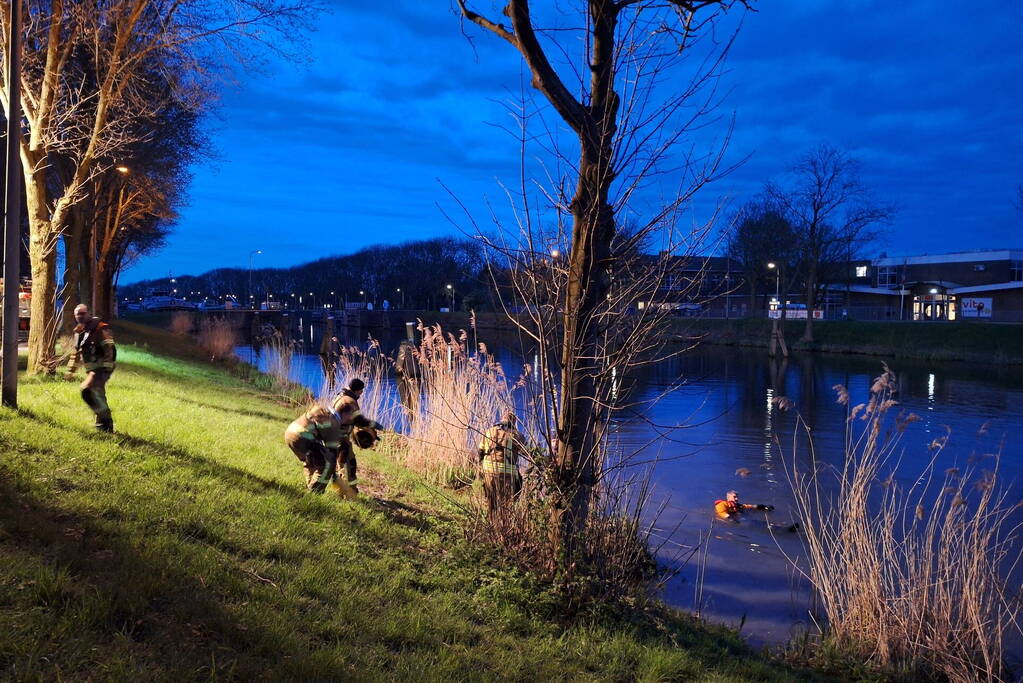 Veel hulpdiensten aanwezig vanwege fietsje langs waterkant