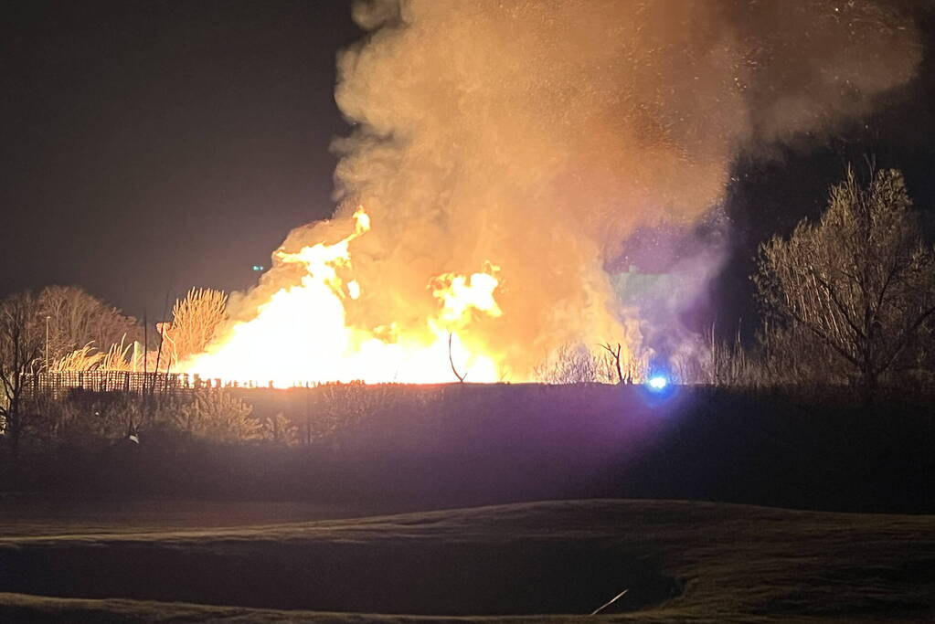 Enorme brand bij pallet opslag