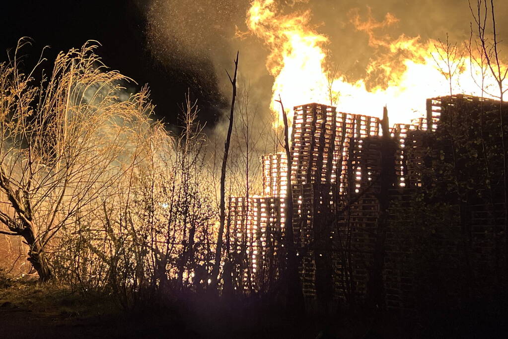 Enorme brand bij pallet opslag