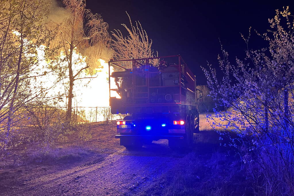 Enorme brand bij pallet opslag