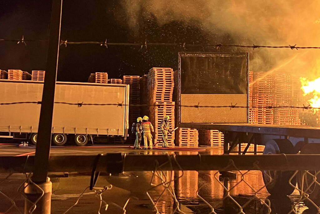 Enorme brand bij pallet opslag