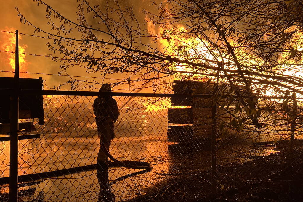 Enorme brand bij pallet opslag