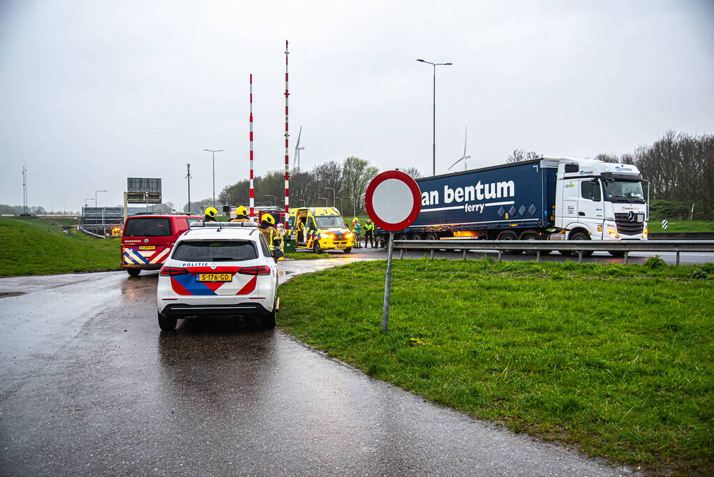 Automobilist overleden na botsing met vrachtwagen