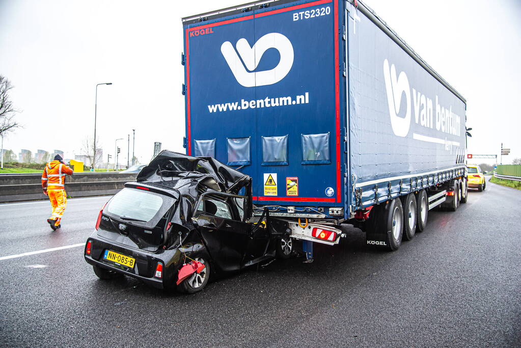 Automobilist overleden na botsing met vrachtwagen