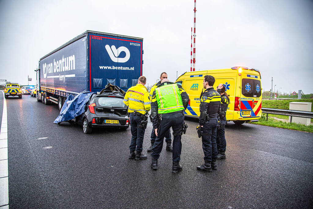 Automobilist overleden na botsing met vrachtwagen