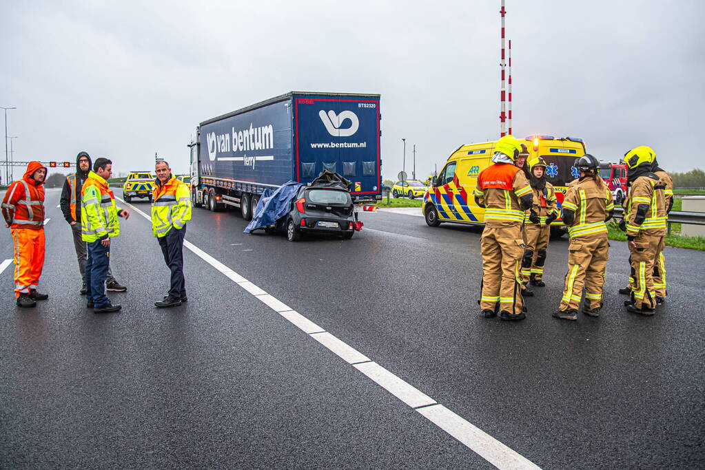 Automobilist overleden na botsing met vrachtwagen