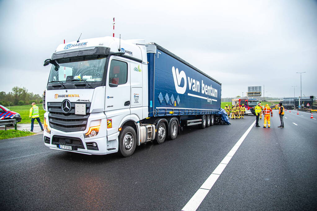 Automobilist overleden na botsing met vrachtwagen