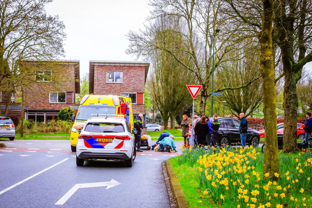 Fietser en automobilist botsen met elkaar