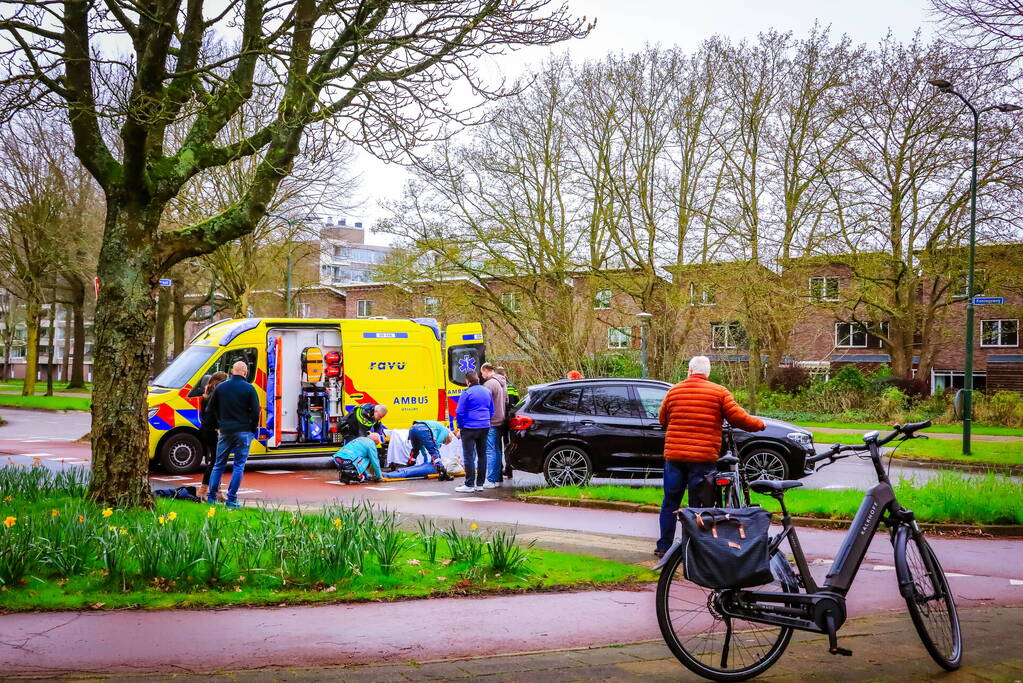 Fietser en automobilist botsen met elkaar