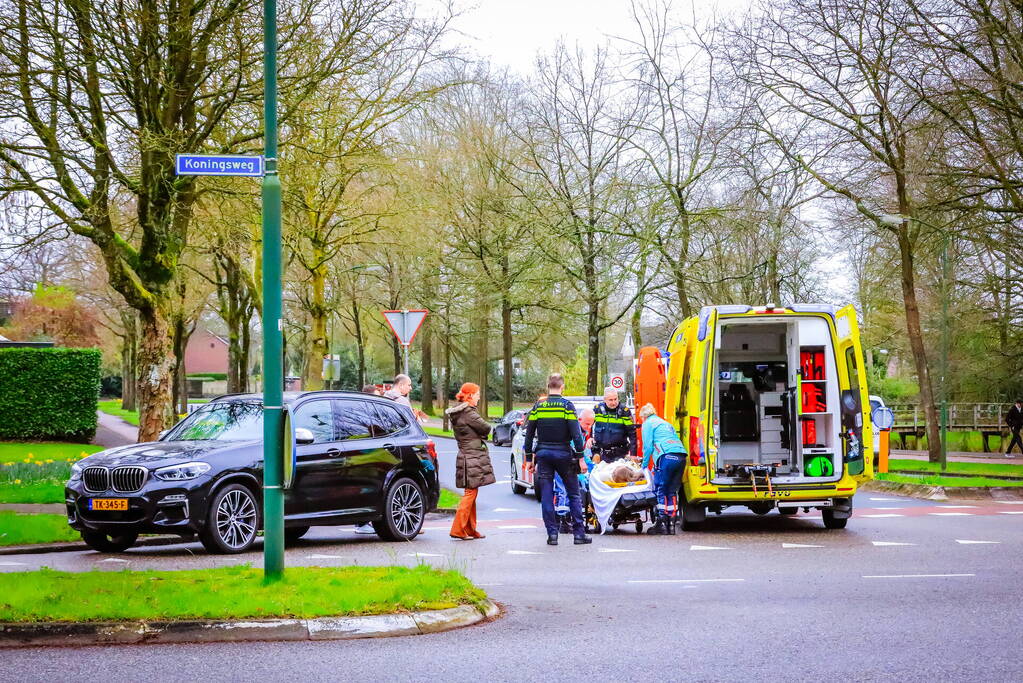 Fietser en automobilist botsen met elkaar