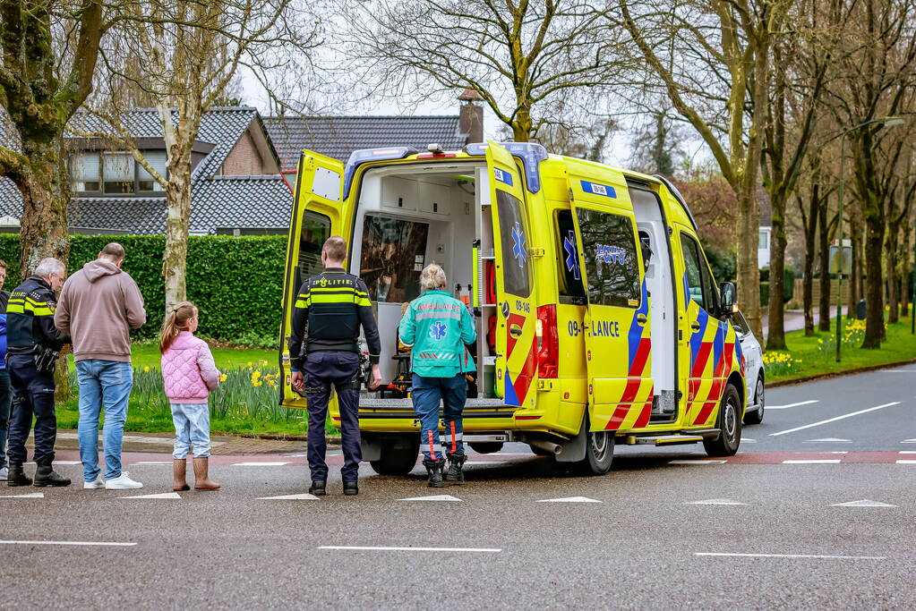 Fietser en automobilist botsen met elkaar