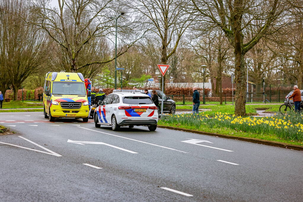 Fietser en automobilist botsen met elkaar