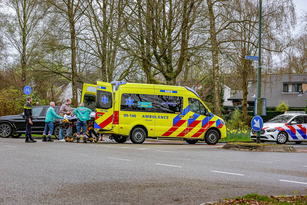 Fietser en automobilist botsen met elkaar