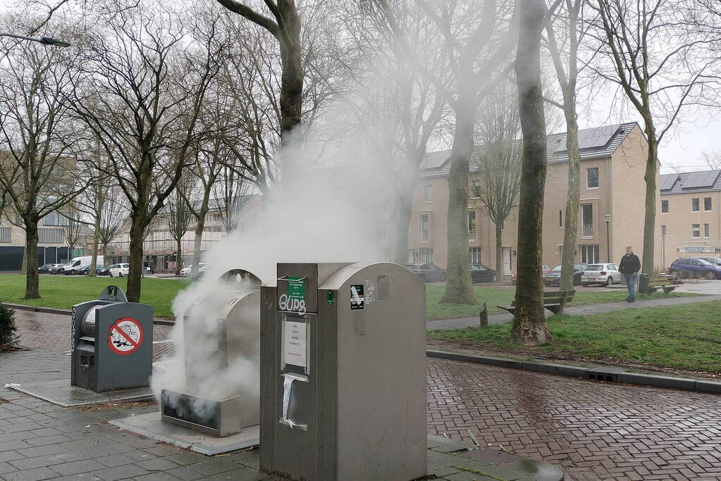 Flinke rookontwikkeling door brand in ondergrondse container