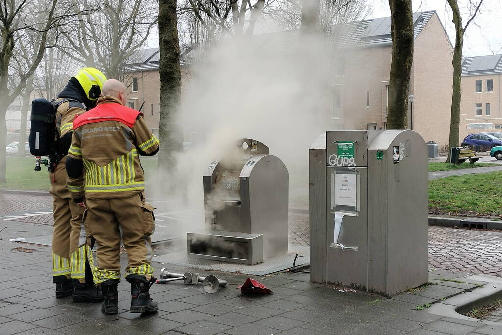 Flinke rookontwikkeling door brand in ondergrondse container