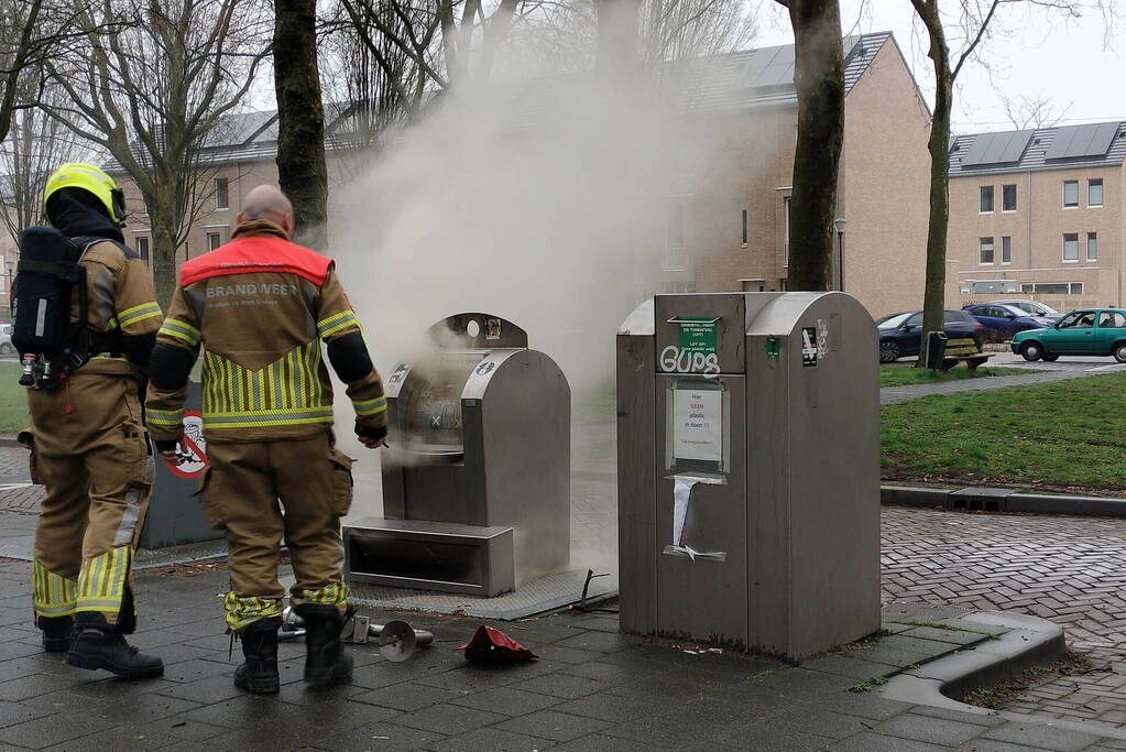 Flinke rookontwikkeling door brand in ondergrondse container