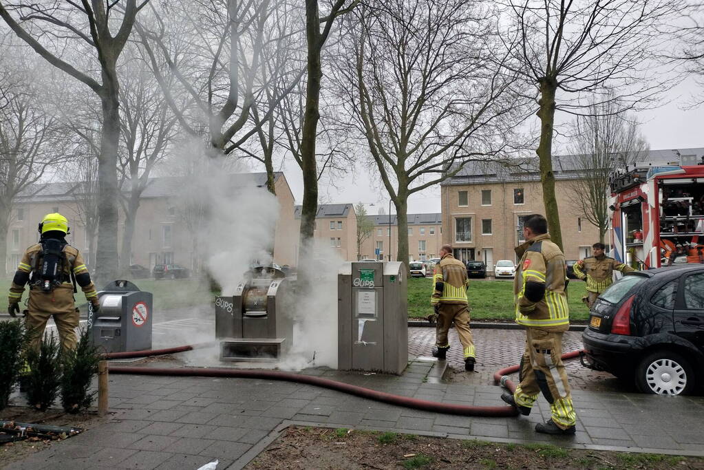 Flinke rookontwikkeling door brand in ondergrondse container