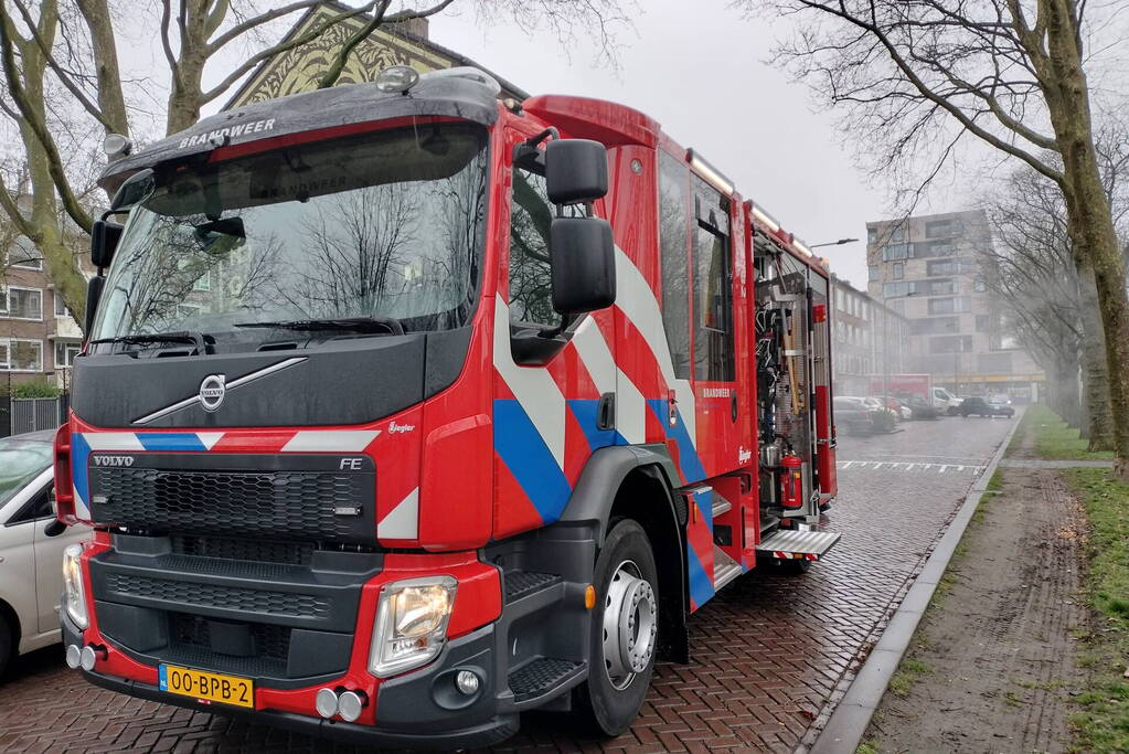 Flinke rookontwikkeling door brand in ondergrondse container