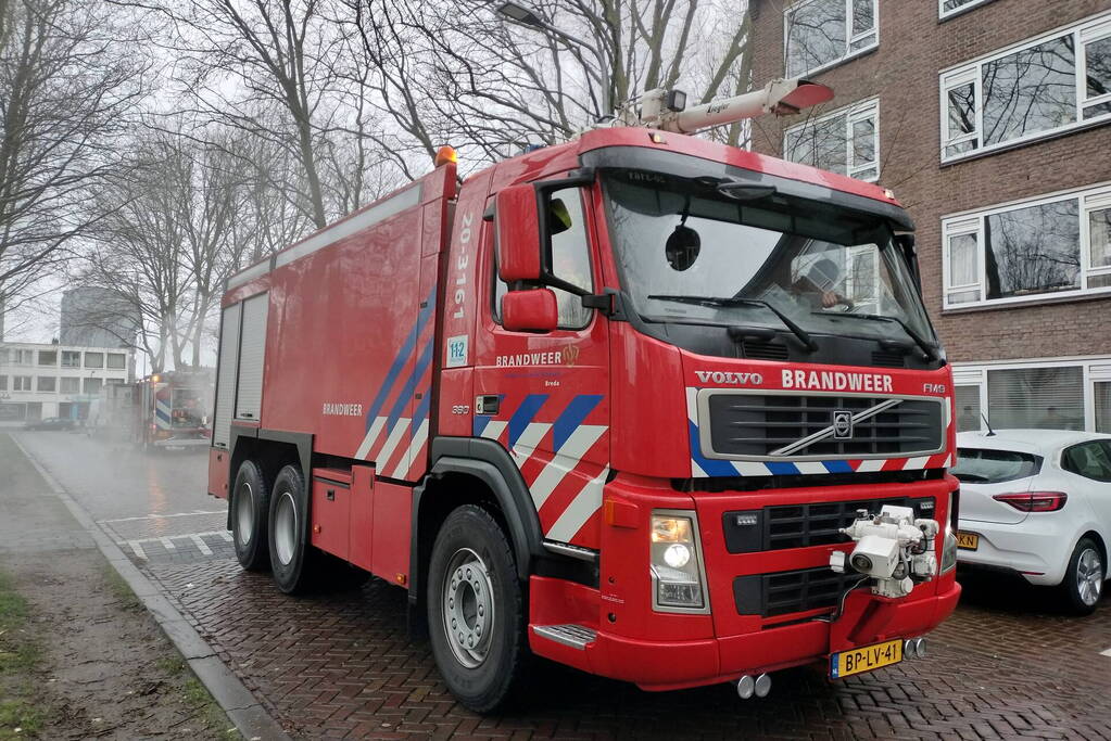 Flinke rookontwikkeling door brand in ondergrondse container