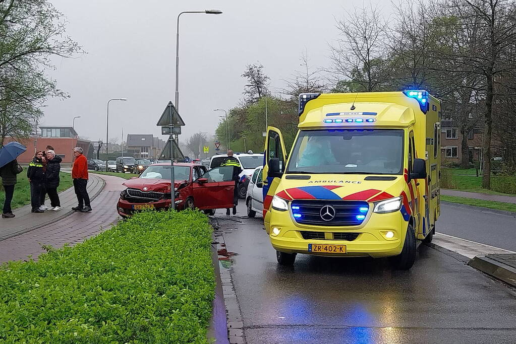 Flinke schade bij ongeval tussen twee auto's