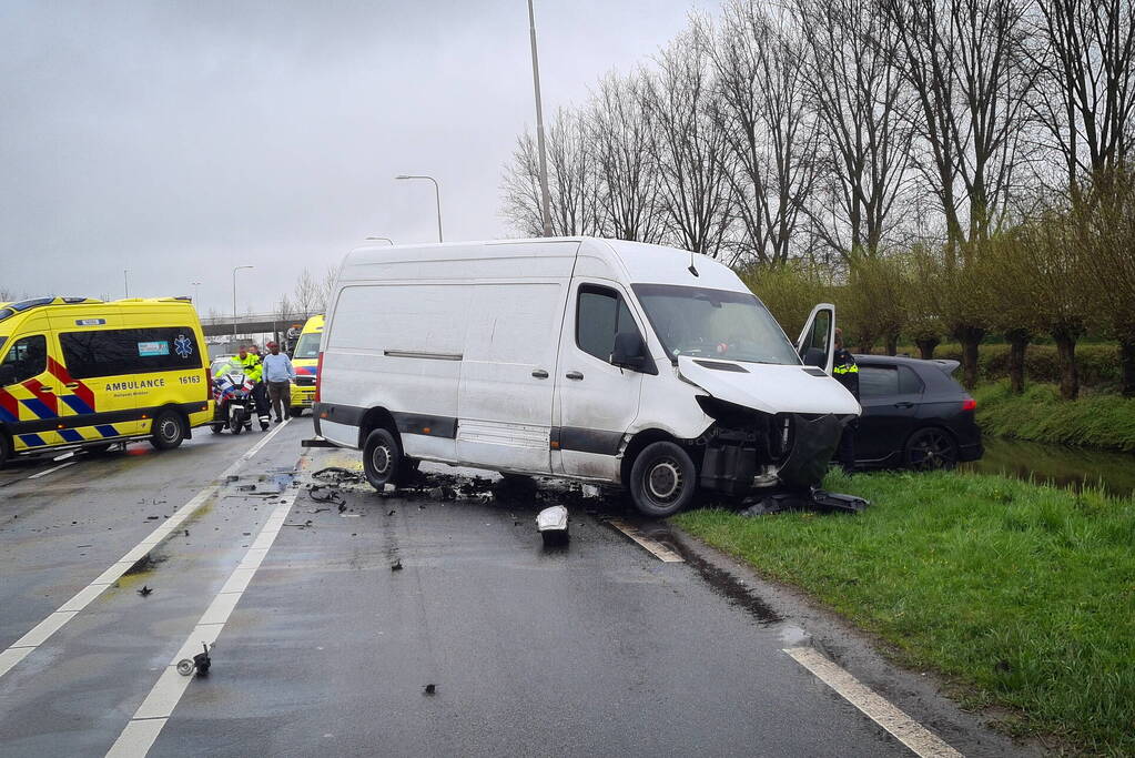 Veel schade bij botsing tussen bestelbus en personenwagen