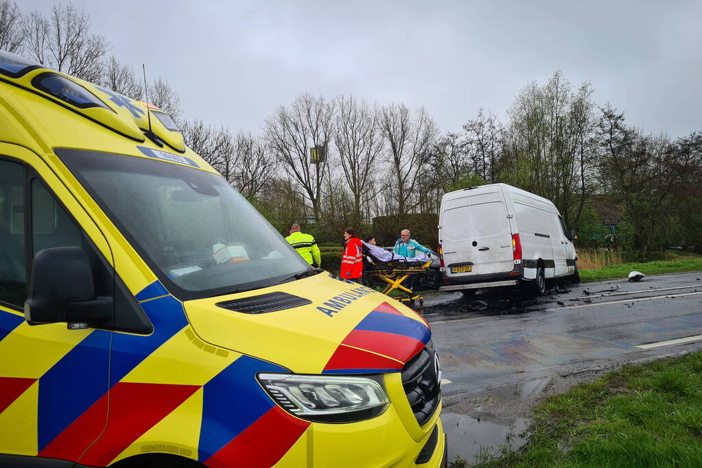 Veel schade bij botsing tussen bestelbus en personenwagen