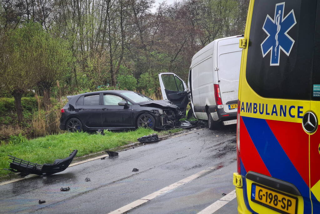 Veel schade bij botsing tussen bestelbus en personenwagen