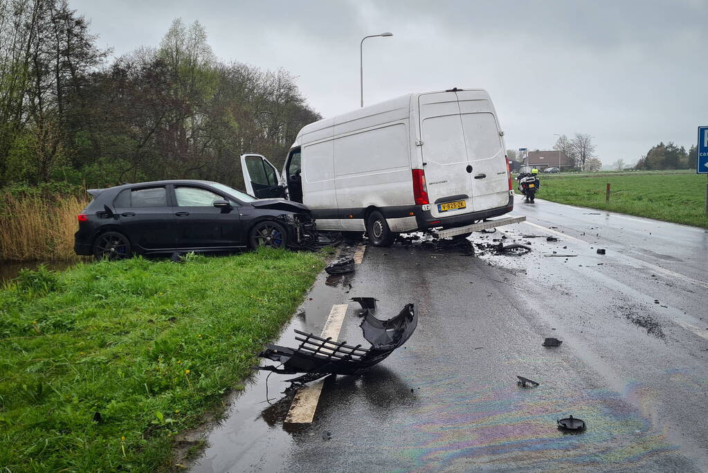 Veel schade bij botsing tussen bestelbus en personenwagen