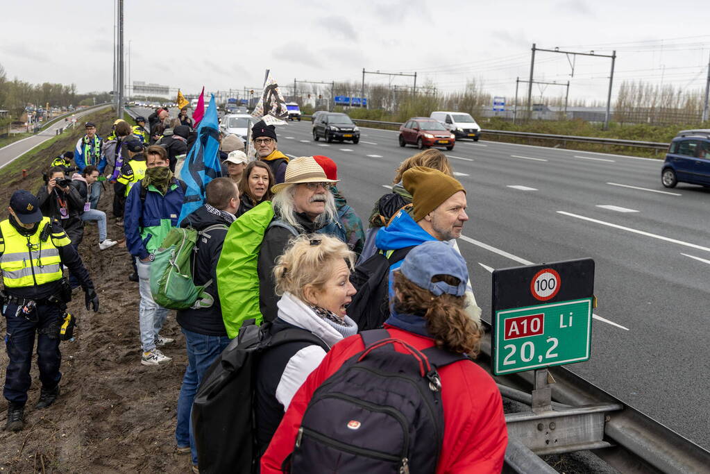 Politie neemt auto's Extinction Rebellion in beslag, blokkade-actie niet gelukt