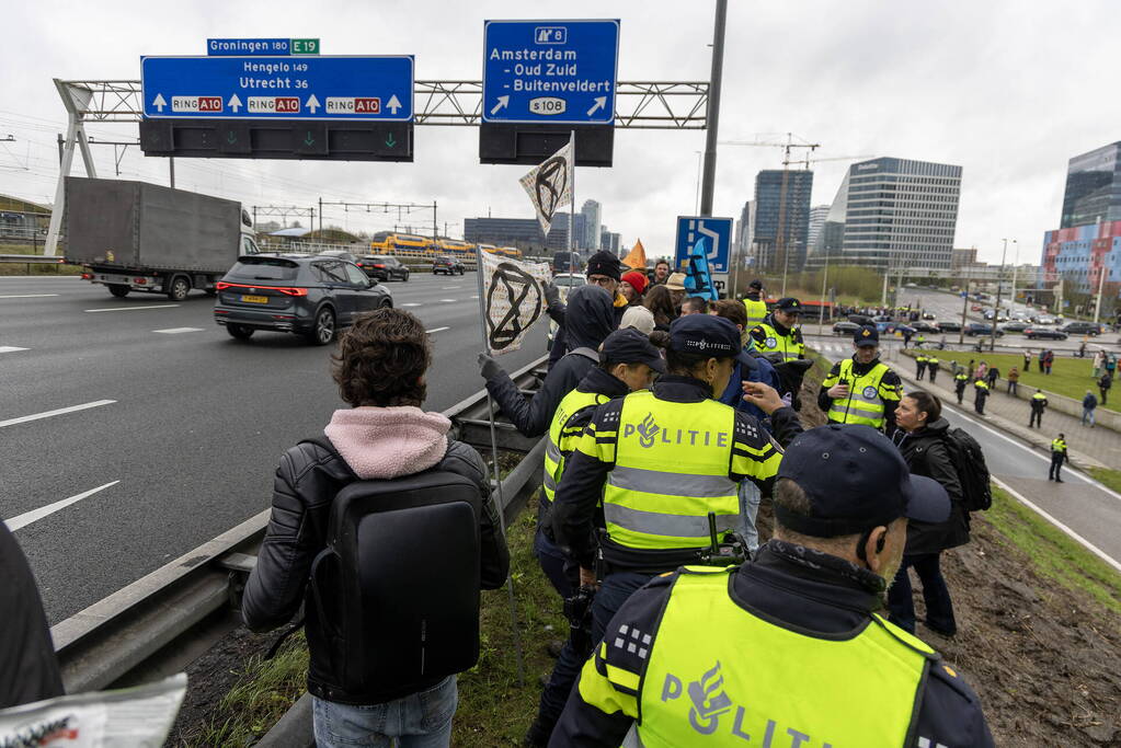 Politie neemt auto's Extinction Rebellion in beslag, blokkade-actie niet gelukt