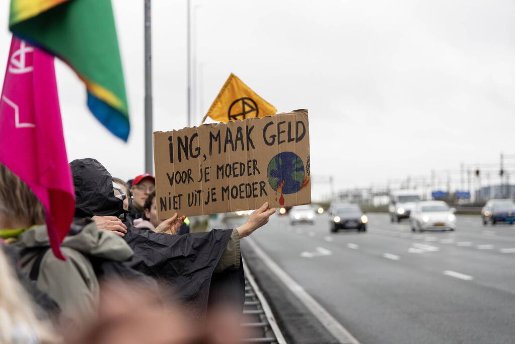 Politie neemt auto's Extinction Rebellion in beslag, blokkade-actie niet gelukt