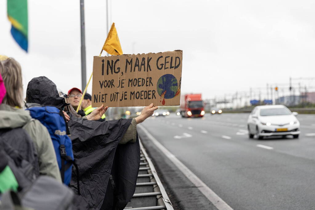 Politie neemt auto's Extinction Rebellion in beslag, blokkade-actie niet gelukt