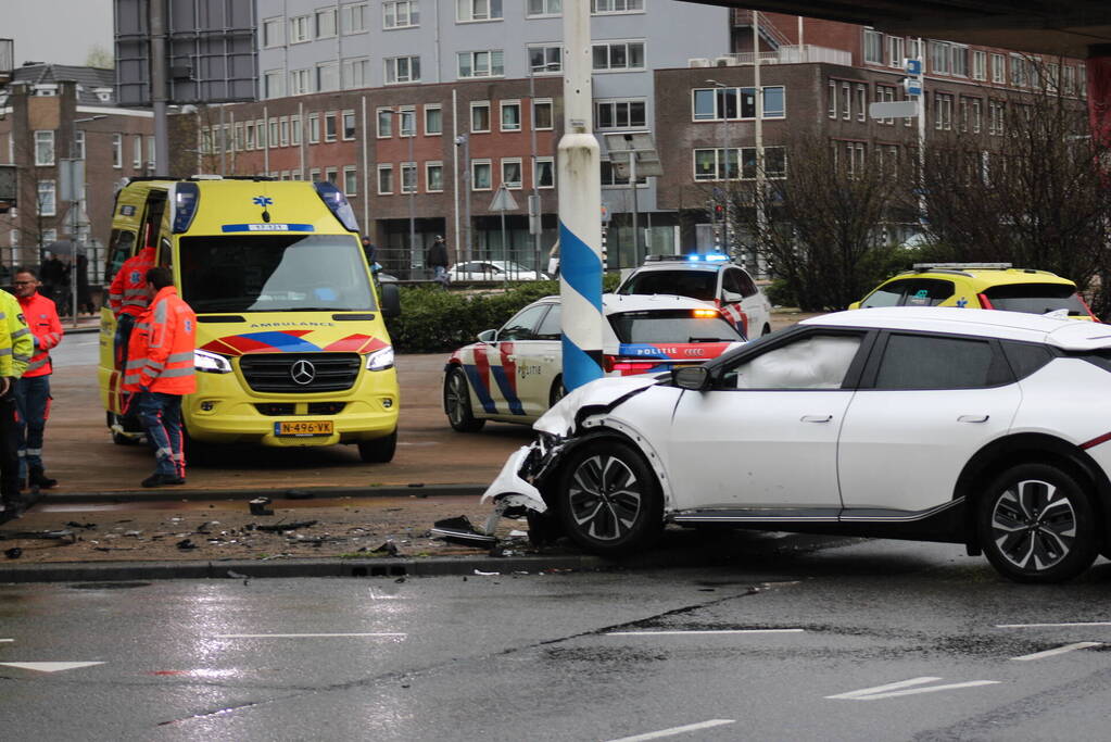 Gewonden en veel schade na botsing op kruising